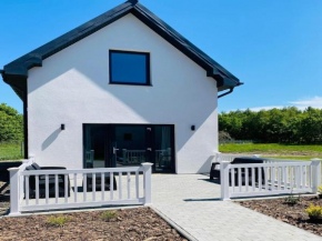 Two-story holiday cottages, pool, air conditioning